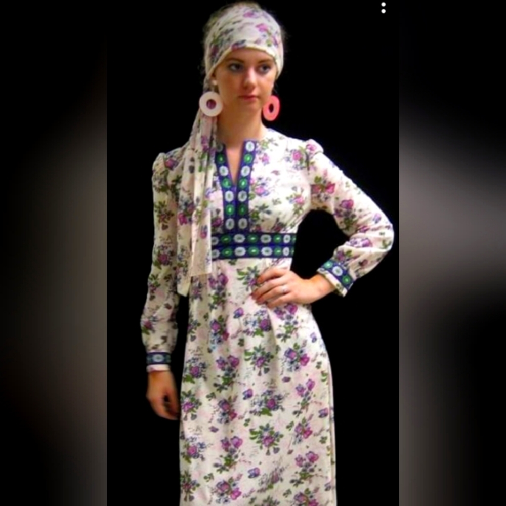 Vintage MOD 1960s Purple Floral Print Dress with Embroidered Trim,Size Small/Med